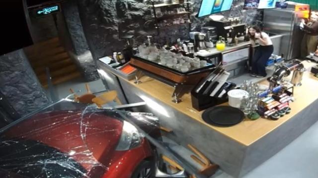 İstanbul Ümraniye'de, bir otomobil kontrolden çıkarak müşterilerle dolu bir kafeteryaya