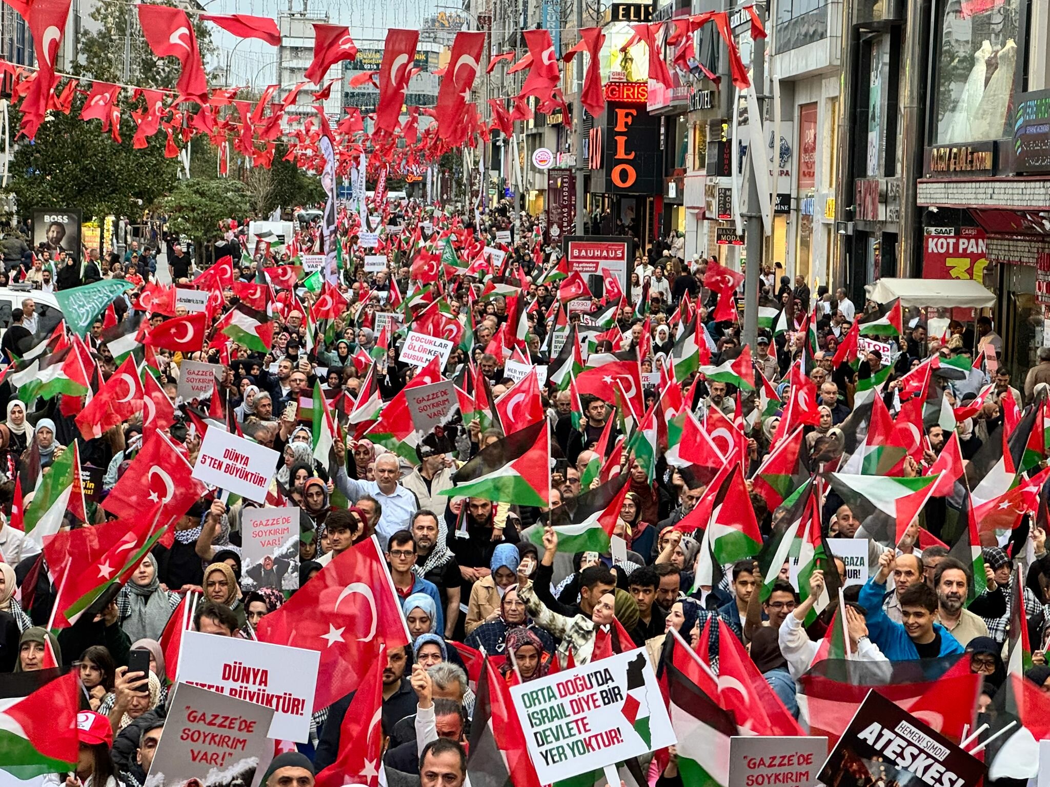 Ümraniye’de binlerce kişinin katılımıyla düzenlenen Filistin’e destek yürüyüşünde, temsili bebek
