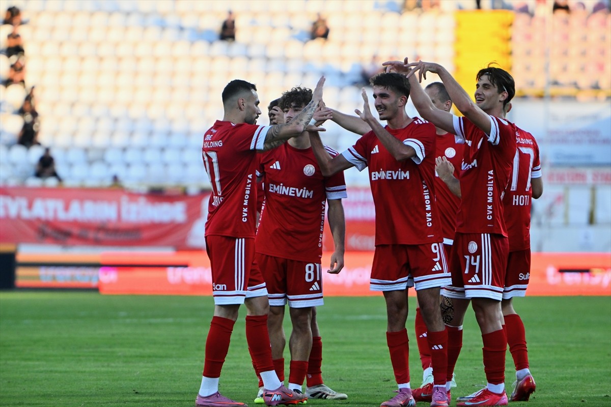TFF 1. Lig’de Ümraniyespor, Boluspor’u deplasmanda 1-0 yenerek bu sezon