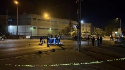 İstanbul Arnavutköy'de gece saatlerinde cadde ortasında şüpheliler uzun namlulu silahlarla