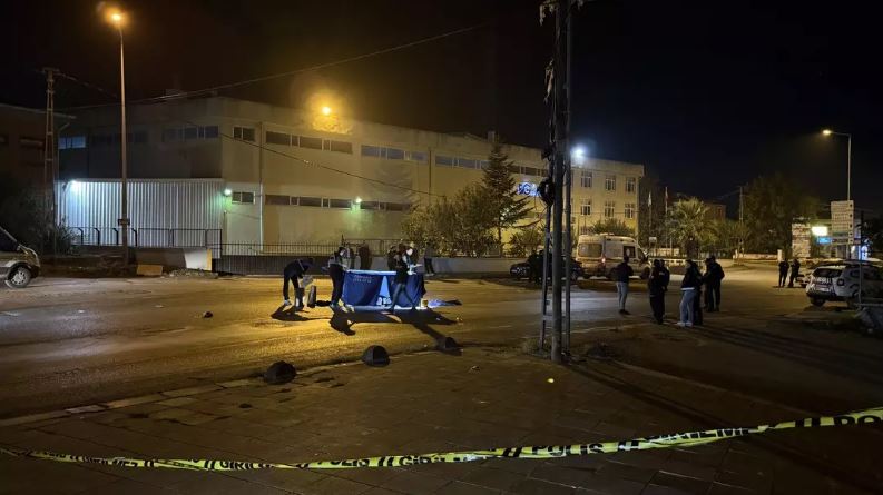 İstanbul Arnavutköy'de gece saatlerinde cadde ortasında şüpheliler uzun namlulu silahlarla