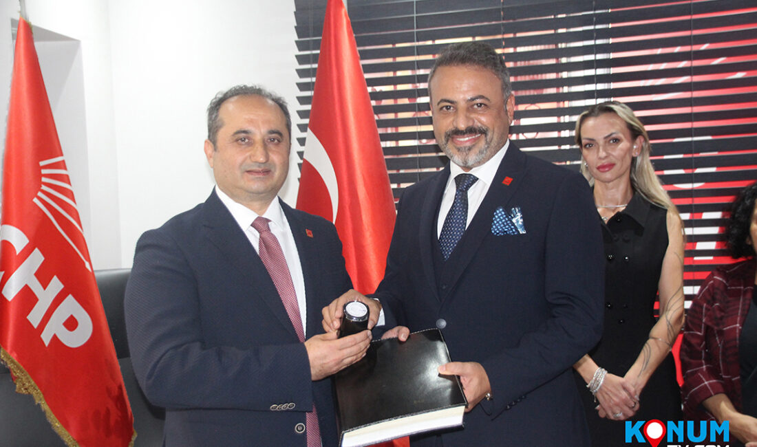 CHP Ümraniye İlçe Başkanlığı'nda devir teslim töreni gerçekleştirildi. 14. Olağan