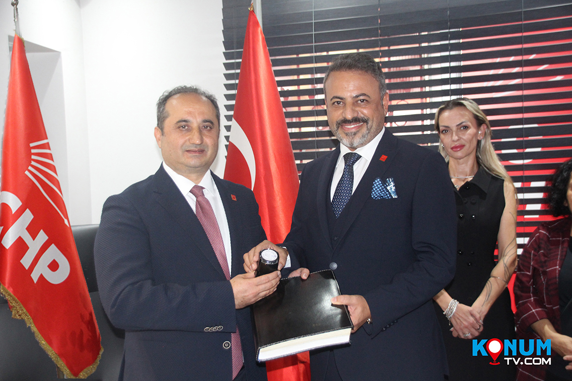 CHP Ümraniye İlçe Başkanlığı'nda devir teslim töreni gerçekleştirildi. 14. Olağan