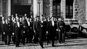 Gazi Mustafa Kemal Atatürk, 28 Ekim 1923 akşamı Çankaya Köşkü'nde