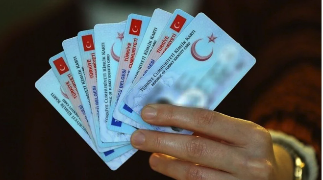 Eski tip ehliyetlerin yenilmesi için belirlenen tarihin haftalar öncesinde 31