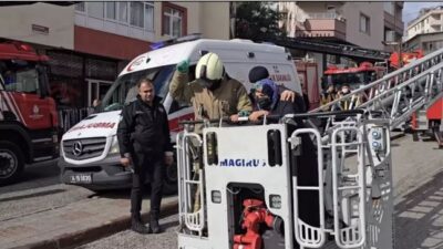 İstanbul'un Ümraniye ilçesi Namık Kemal Mahallesi’nde 3 katlı binanın çatı