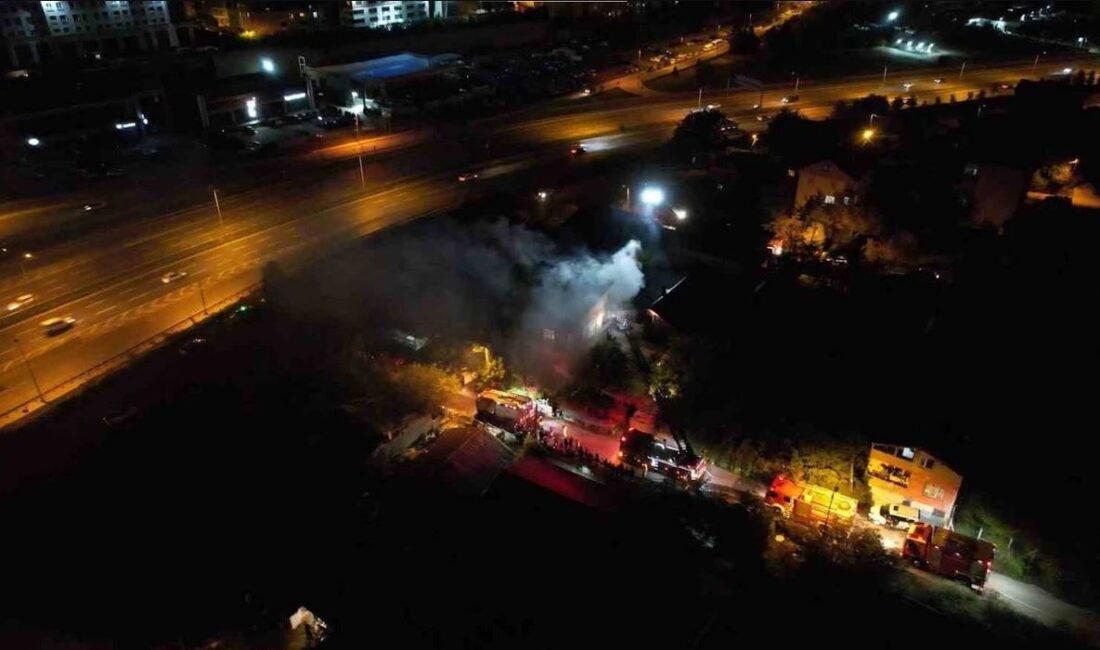 İstanbul Ümraniye Huzur Mahallesi’nde gece saatlerinde çıkan çatı yangını kısa