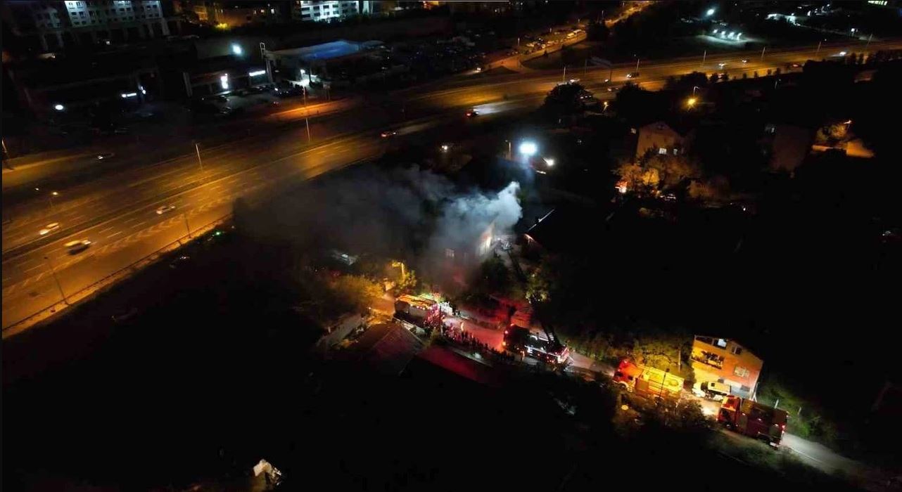 İstanbul Ümraniye Huzur Mahallesi’nde gece saatlerinde çıkan çatı yangını kısa
