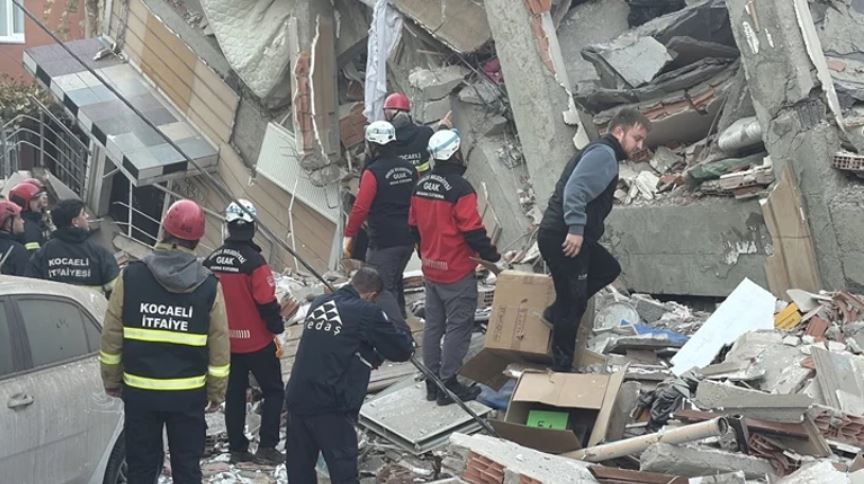 Kocaeli Gebze’de 6 Katlı Bina Çöktü Kocaeli'nin Gebze ilçesinde bulunan 6 katlı bir bina bilinmeyen bir