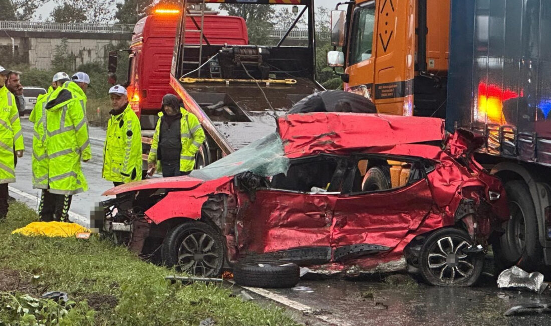 Rize’nin Çayeli ilçesinde, seyir halindeki bir otomobilin karşı yönden gelen