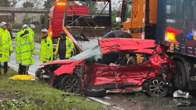 Rize’nin Çayeli ilçesinde, seyir halindeki bir otomobilin karşı yönden gelen