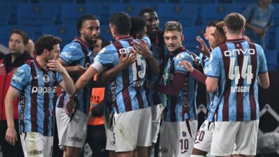 Trabzonspor, Eyüpspor’u 2-0 yenerek Süper Lig’de üst üste 4. kez kazandı Süper Lig'in 10. hafta karşılaşmasında Trabzonspor, Eyüpspor'u konuk etti. Bordo-mavili
