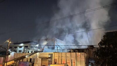 İstanbul Ümraniye'de mobilya fabrikasında çıkan yangın itfaiye ekiplerinin müdahalesiyle söndürüldü.