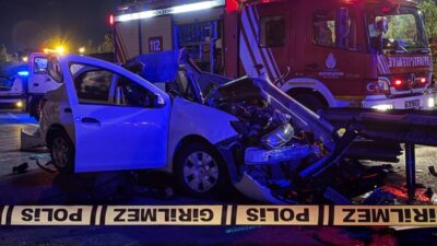 İstanbul Ümraniye'de meydana gelen trafik kazasında, kontrolden çıkan otomobil bariyerlere