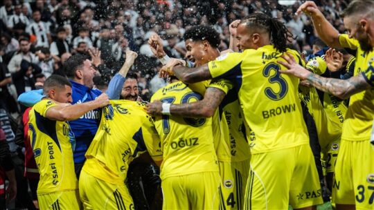 Süper Lig'in 11. haftasında Beşiktaş, sahasında ağırladığı Fenerbahçe'ye 3-2 mağlup
