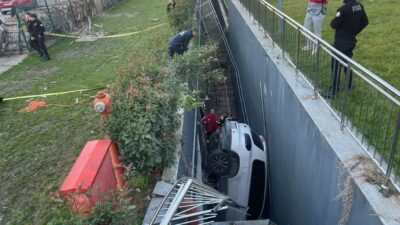 İstanbul Bahçelievler’de direksiyon hakimiyetini kaybeden sürücü çok sayıda araca çarpıp