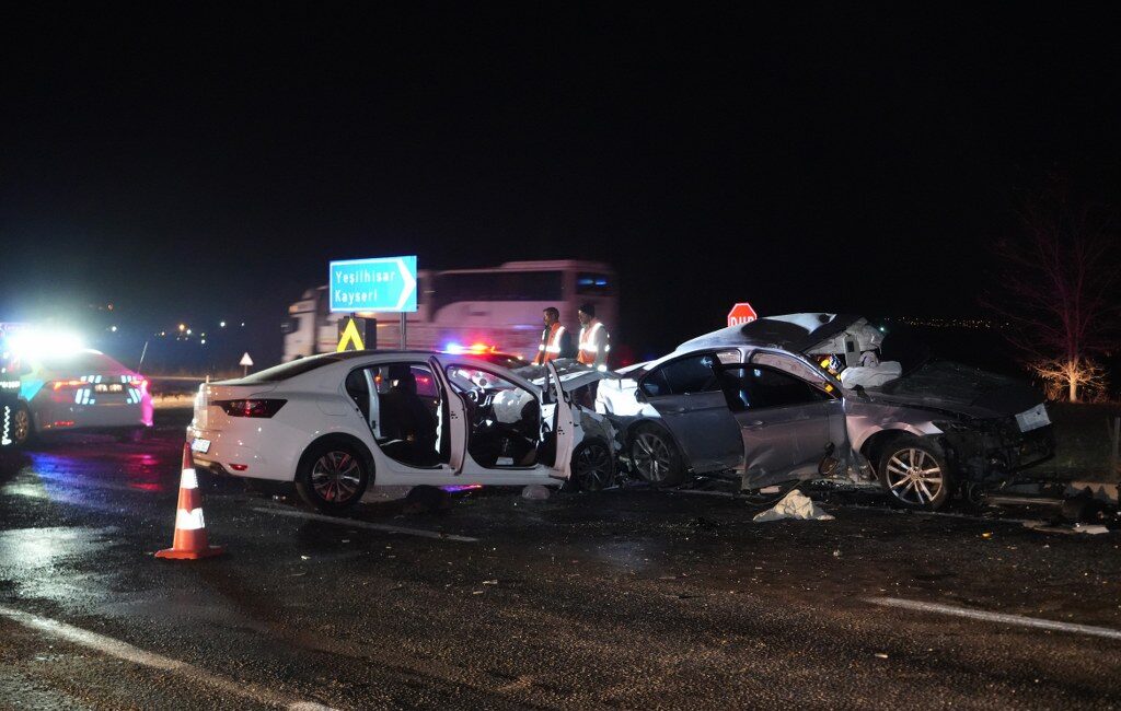 Niğde’nin Çamardı ilçesinde iki otomobilin çarpıştığı kazada 3 kişi hayatını