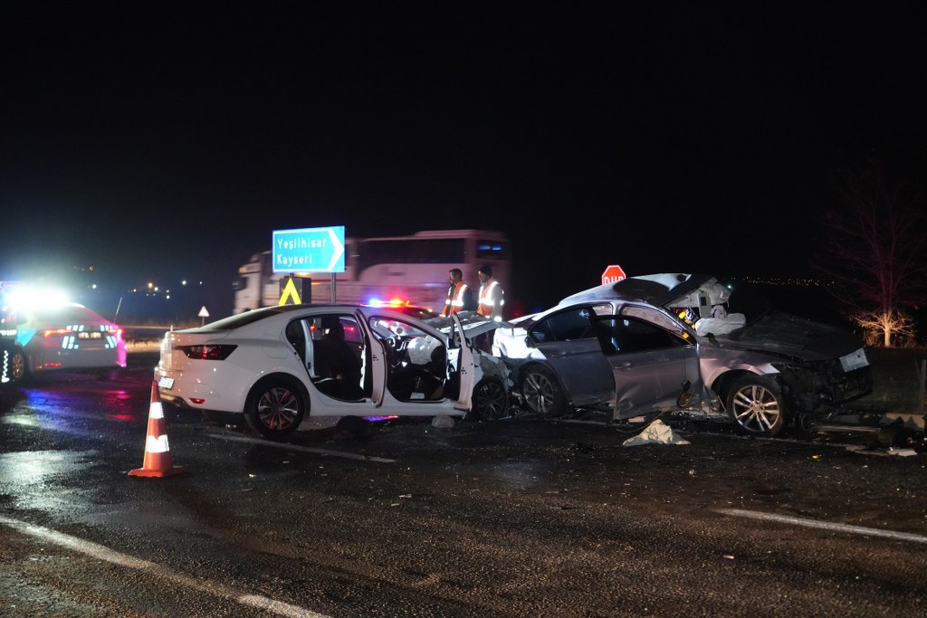 Niğde’nin Çamardı ilçesinde iki otomobilin çarpıştığı kazada 3 kişi hayatını