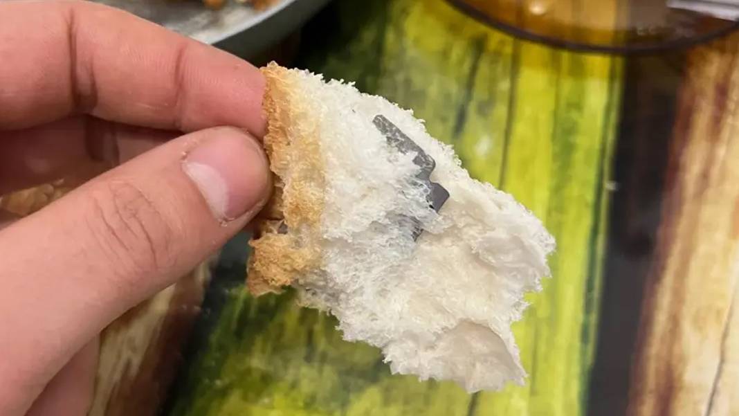 Nevşehir'de bir aile, kahvaltıda yiyecekleri ekmeğin içinde büyük bir jiletle