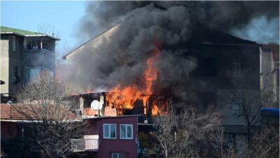 Ümraniye’de bir gecekonduda çıkan yangın, yandaki 2 katlı binanın çatısına