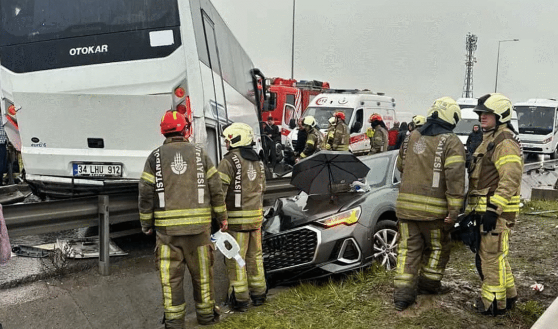 Kuzey Marmara Otoyolu Arnavutköy mevkiinde zincirleme kaza meydana geldi. Ekipler