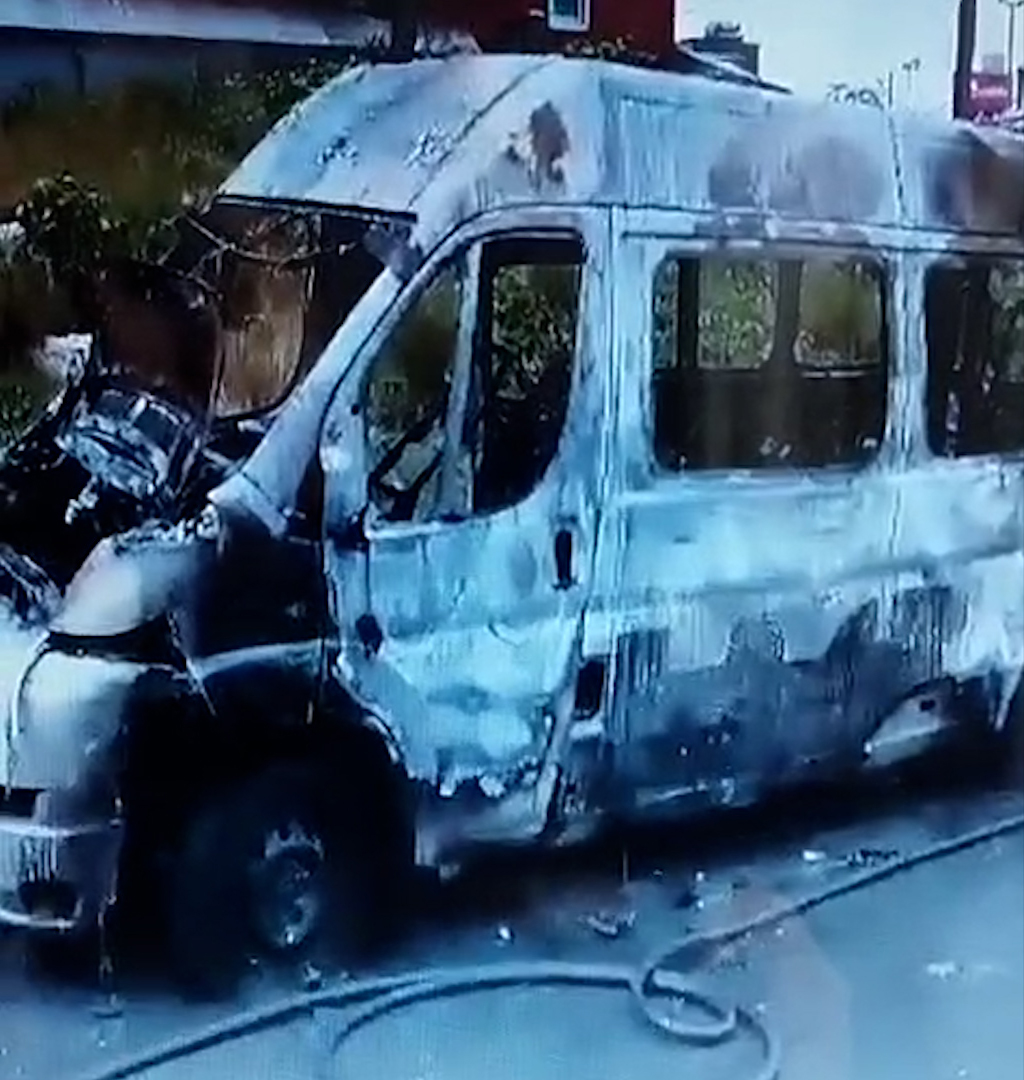 Ümraniye’de Seyir Halindeki Servis Minibüsü Alev Alev Yandı 2 Umraniyede Seyir Halindeki Servis Minibusu Alev Alev Yandi 4