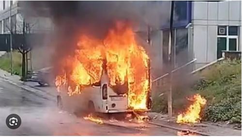 Ümraniye Şerifali Mahallesi’nde seyir halindeki servis minibüsünde çıkan yangın itfaiye
