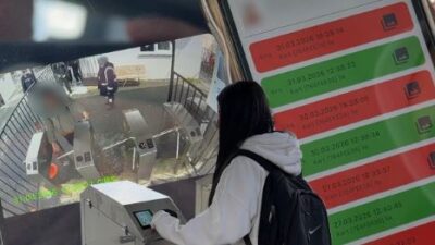 Hayata geçirilen yeni güvenlik protokolü, okul girişlerini turnikeli ve fotoğraflı