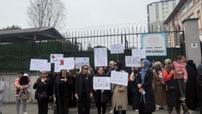 Ümraniye Fatih İlkokulu velileri, Kahramanmaraş’ta yaşanan saldırı sonrası öğretmene şiddete