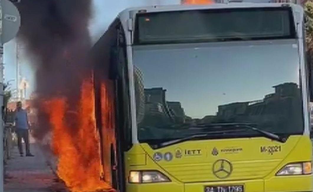 İstanbul Ümraniye'de İETT otobüsünde çıkan yangın paniğe neden oldu. İtfaiye