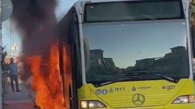 İstanbul Ümraniye'de İETT otobüsünde çıkan yangın paniğe neden oldu. İtfaiye