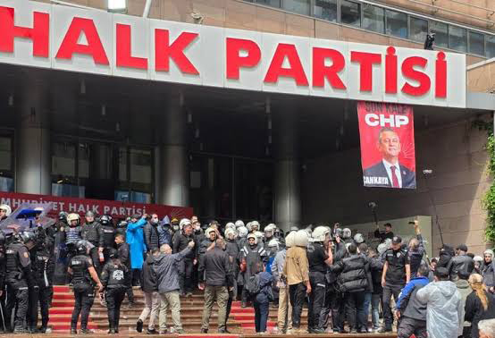Kemal Kılıçdaroğlu’nun İstanbul’daki rozet törenine cast ajanslarından ücretli katılımcı taşındığı