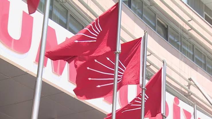 CHP'de görevden alma süreci sürüyor. Son olarak İstanbul'da Başakşehir, Büyükçekmece,
