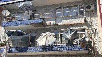 İstanbul’un Ümraniye ilçesinde 3 katlı binanın 2’nci kat balkonunda çökme