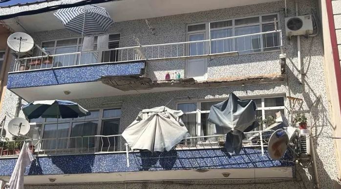 İstanbul’un Ümraniye ilçesinde 3 katlı binanın 2’nci kat balkonunda çökme