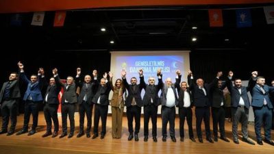 İstanbul Ataşehir Belediye Meclisi’nde CHP’li 6 üye AK Parti’ye katıldı.