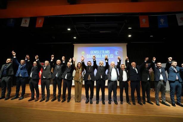 İstanbul Ataşehir Belediye Meclisi’nde CHP’li 6 üye AK Parti’ye katıldı.