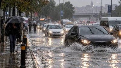 İstanbul'da etkili olan şiddetli sağanak ve fırtına nedeniyle Fatih ve
