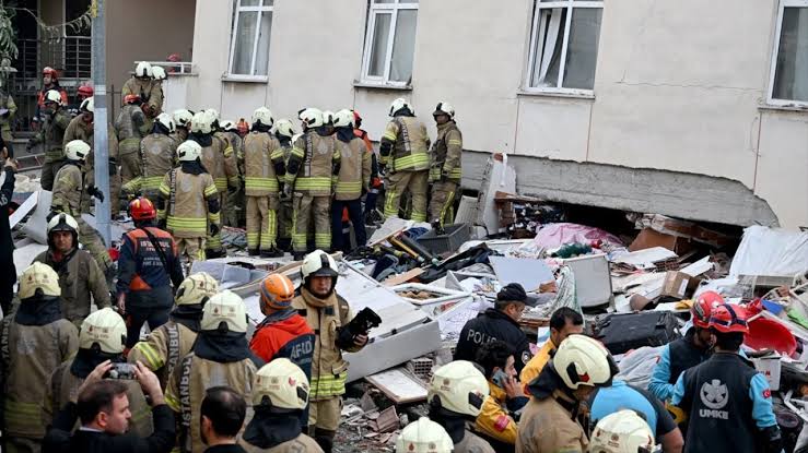 İstanbul Maltepe’de 7 katlı binanın ilk 3 katı çöktü. Resmi